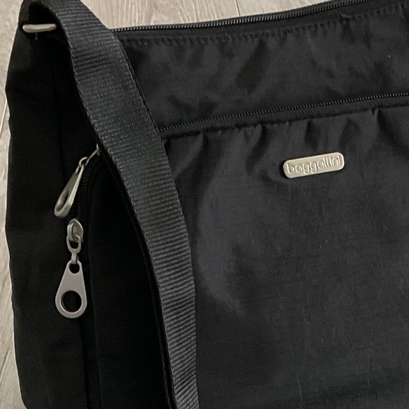 BAGGALLINI Crossbody Black Bag Lightweight EUC - Picture 10 of 10